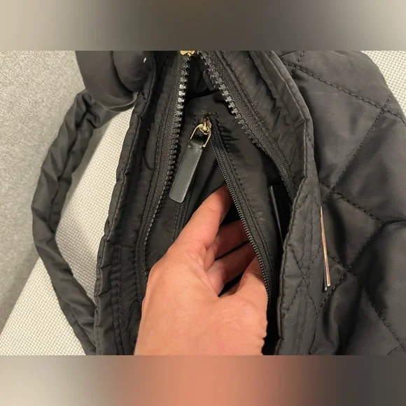 Marc Jacobs quilted purse. Crossbody, w/adjustable strap, internal pocket. Black - Picture 8 of 12